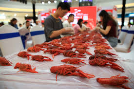how to eat crawfish

