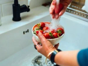 how to wash strawberries

