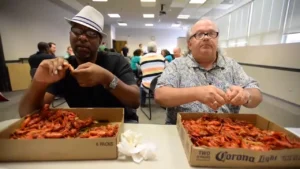 how to eat crawfish

